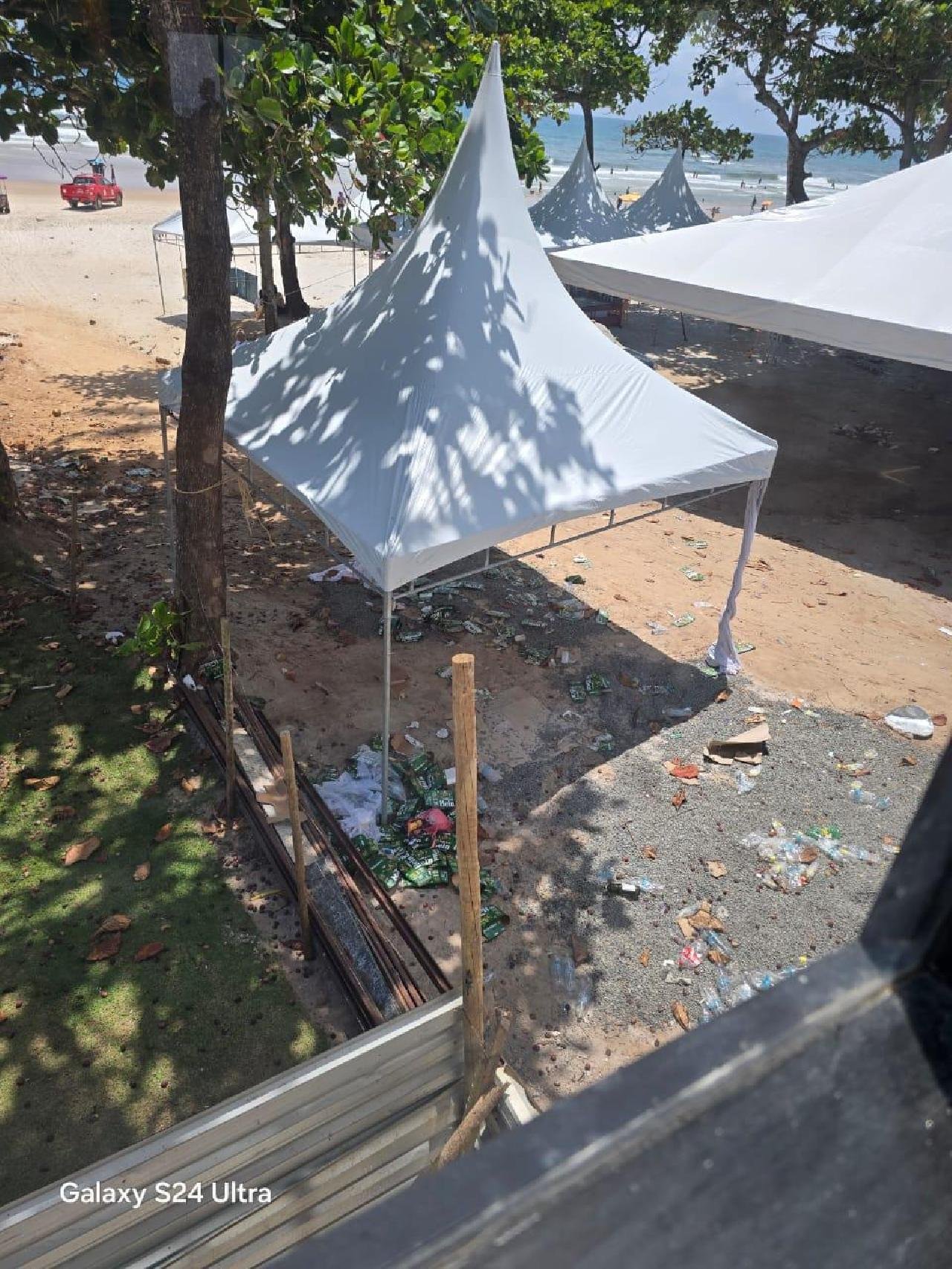 OUVINTE DENUNCIA ACÚMULO DE LIXO E NEGLIGÊNCIA APÓS FESTA DE RÉVEILLON EM CABANA DE PRAIA NO SUL DE ILHÉUS OUVINTE DENUNCIA ACÚMULO DE LIXO E NEGLIGÊNCIA APÓS FESTA DE RÉVEILLON EM CABANA DE PRAIA NO SUL DE ILHÉUS