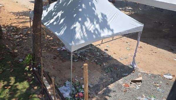 OUVINTE DENUNCIA ACÚMULO DE LIXO E NEGLIGÊNCIA APÓS FESTA DE RÉVEILLON EM CABANA DE PRAIA NO SUL DE ILHÉUS
