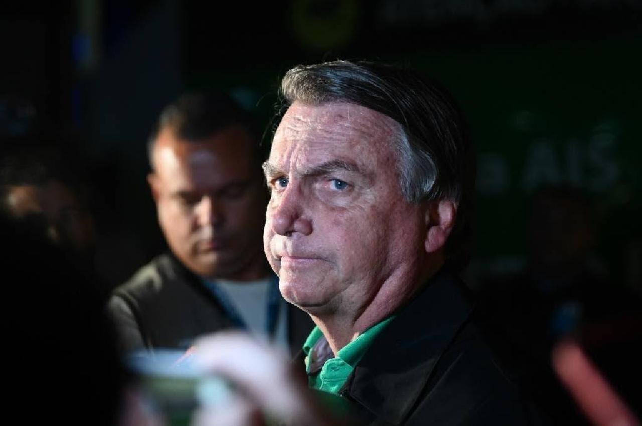 BOLSONARO É INDICIADO PELA POLICIA FEDERAL POR SUSPEITA DE FRAUDE EM CARTAO DE VACINAÇÃO DA COVID-19 BOLSONARO É INDICIADO PELA POLICIA FEDERAL POR SUSPEITA DE FRAUDE EM CARTAO DE VACINAÇÃO DA COVID-19
