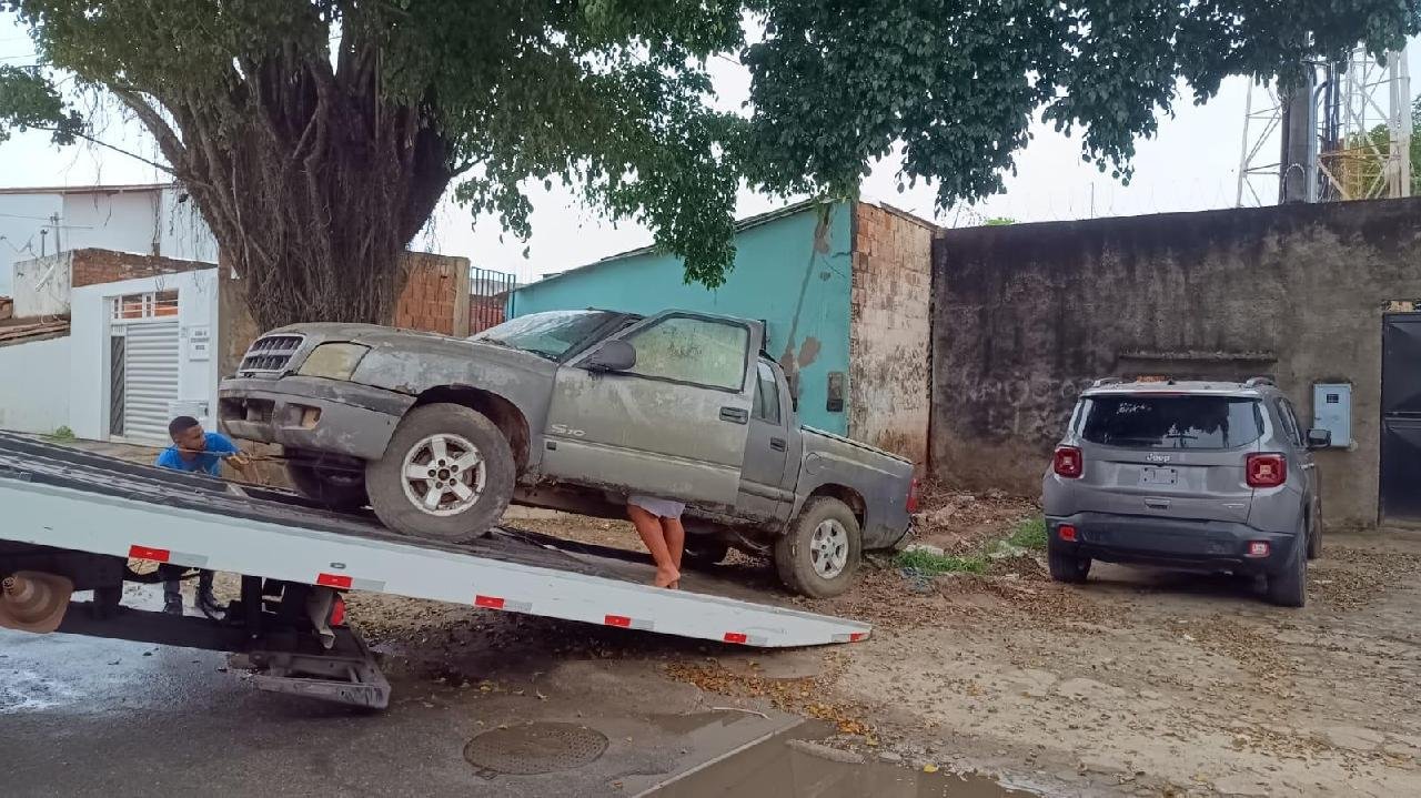 PREFEITURA RECOLHE CARROS ABANDONADOS NAS RUAS DE ILHÉUS PREFEITURA RECOLHE CARROS ABANDONADOS NAS RUAS DE ILHÉUS