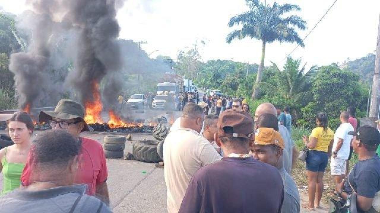 PRODUTORES DE CACAU INTERDITAM BR-101, EM AURELINO LEAL, E COBRAM MEDIDAS PARA CONTER QUEDA DE PREÇO DE PRODUTO