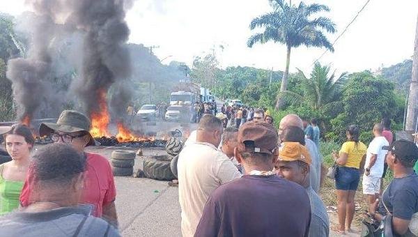 PRODUTORES DE CACAU INTERDITAM BR-101, EM AURELINO LEAL, E COBRAM MEDIDAS PARA CONTER QUEDA DE PREÇO DE PRODUTO