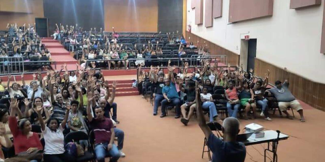 PROFISSIONAIS DA EDUCAÇÃO EM ILHÉUS REJEITAM PROPOSTA DO GOVERNO E COBRAM VALORIZAÇÃO