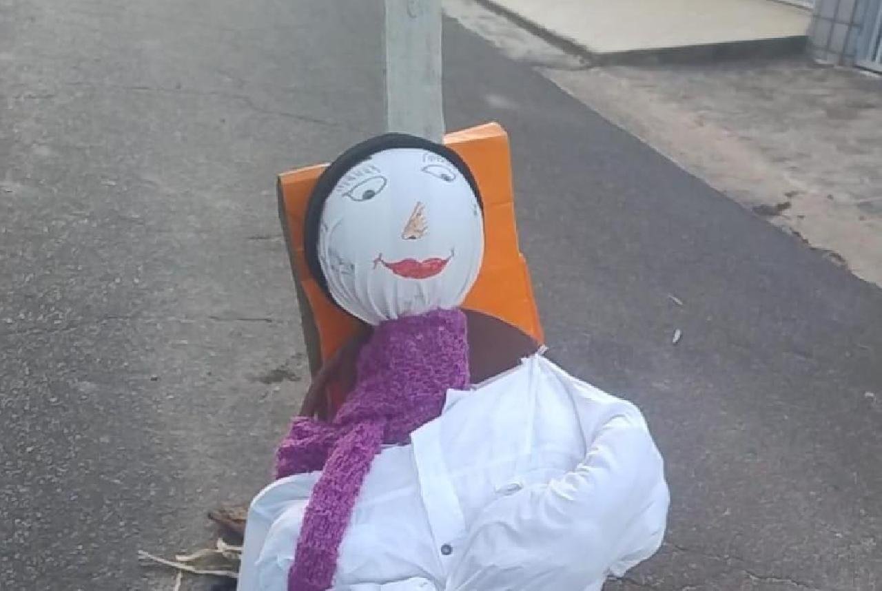 MORADORES COLOCAM BONECO EM BURACO QUE VIROU CRATERA NA AVENIDA BELMONTE, EM ILHÉUS