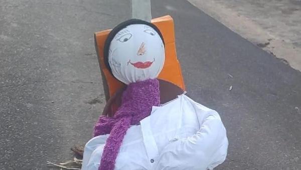 MORADORES COLOCAM BONECO EM BURACO QUE VIROU CRATERA NA AVENIDA BELMONTE, EM ILHÉUS