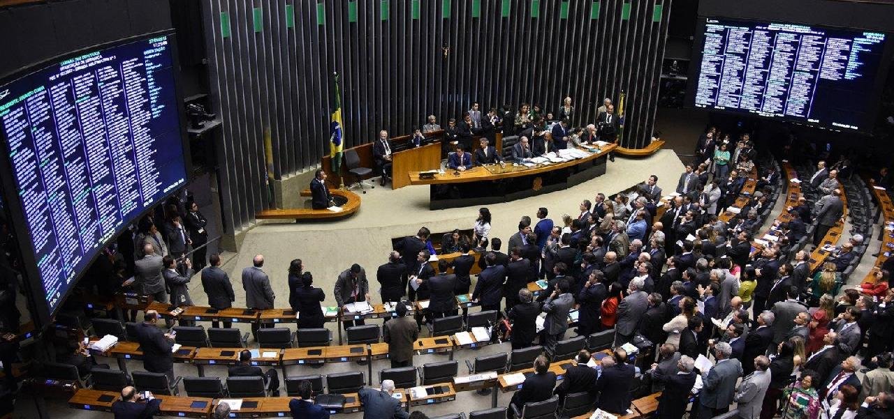 VIAGENS AO EXTERIOR DE DEPUTADOS CUSTARAM R$ 5,2 MILHÕES AOS COFRES PÚBLICOS VIAGENS AO EXTERIOR DE DEPUTADOS CUSTARAM R$ 5,2 MILHÕES AOS COFRES PÚBLICOS