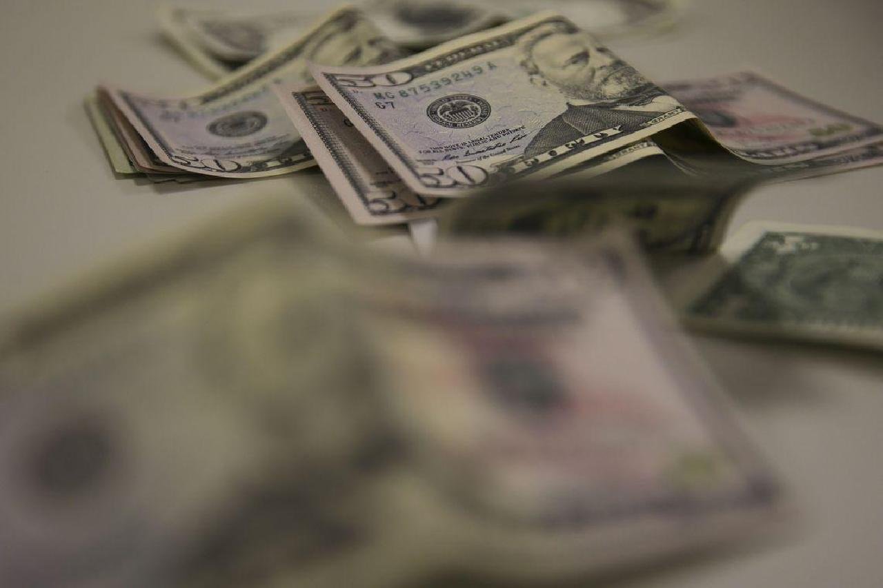 LIMITE PARA COMPRAS EM VIAGEM AO EXTERIOR VAI SUBIR PARA US$ 1.000 LIMITE PARA COMPRAS EM VIAGEM AO EXTERIOR VAI SUBIR PARA US$ 1.000