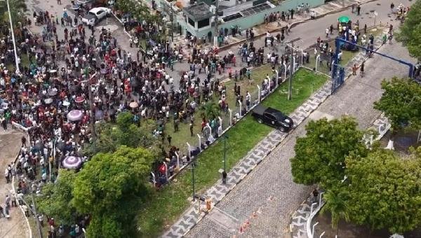 PRODUTORES DE CACAU PROTESTAM EM FRENTE AO PORTO DE ILHÉUS NESTA QUARTA-FEIRA (28)
