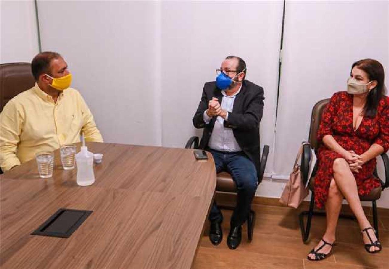 PREFEITO SE REÚNE COM EXECUTIVOS DA BAND PARA TRATAR SOBRE TRANSMISSÃO DO SINAL DIGITAL EM ILHÉUS PREFEITO SE REÚNE COM EXECUTIVOS DA BAND PARA TRATAR SOBRE TRANSMISSÃO DO SINAL DIGITAL EM ILHÉUS
