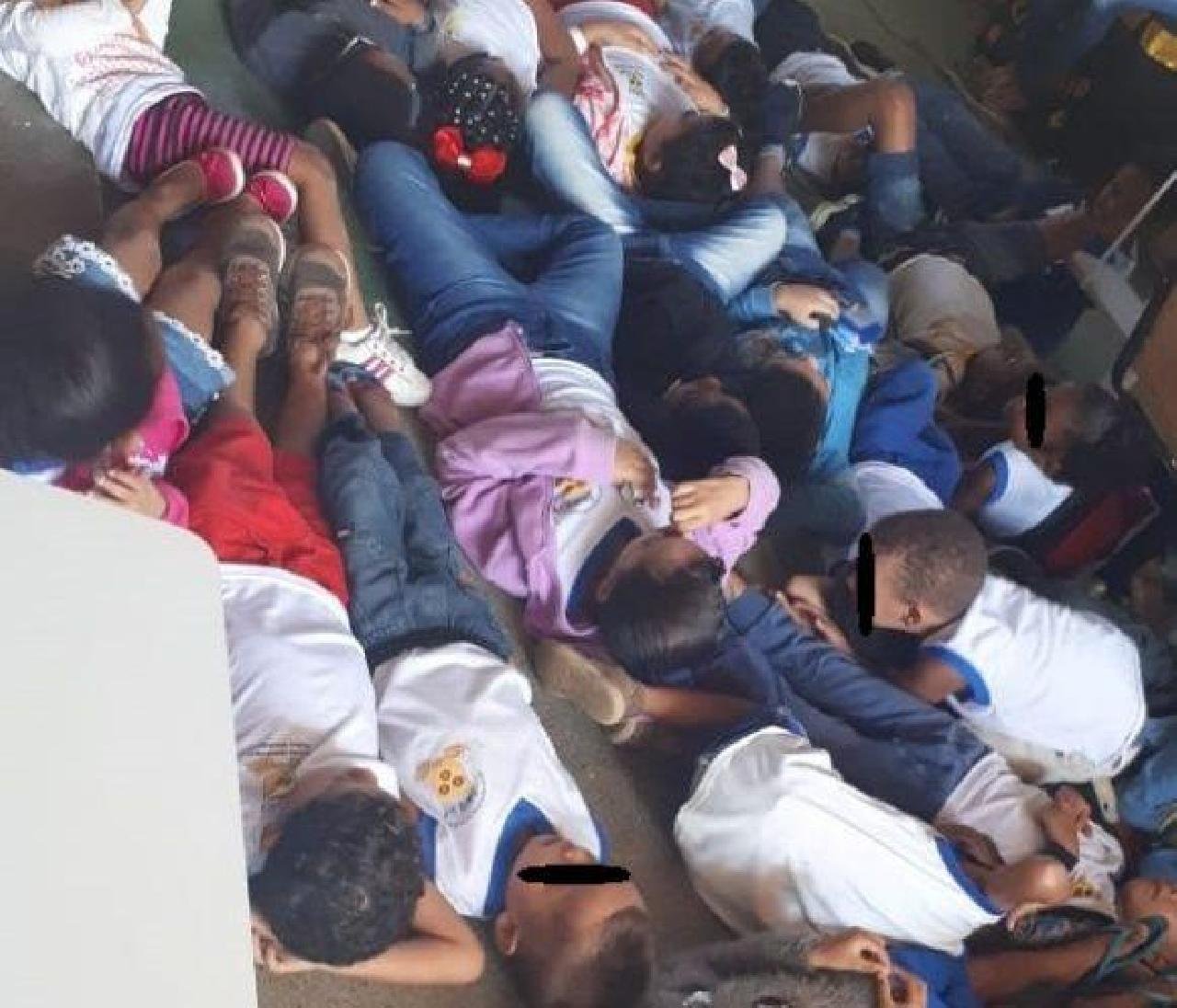ITABUNA: CRIANÇAS EM ESCOLA SE PROTEGEM NO CHÃO DURANTE TIROTEIO ITABUNA: CRIANÇAS EM ESCOLA SE PROTEGEM NO CHÃO DURANTE TIROTEIO