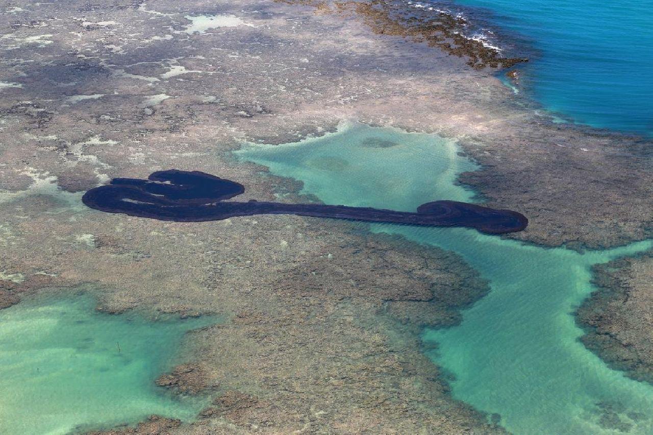 MAIS 4 NAVIOS GREGOS ESTÃO ENTRE OS INVESTIGADOS POR VAZAMENTO DE ÓLEO