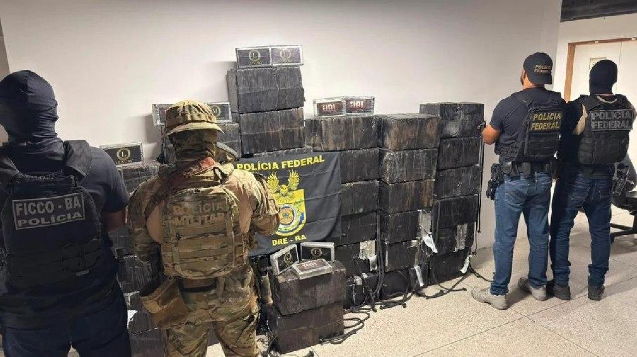 PF APREENDE 856 KG DE COCAÍNA NO PORTO DE SALVADOR/BA
