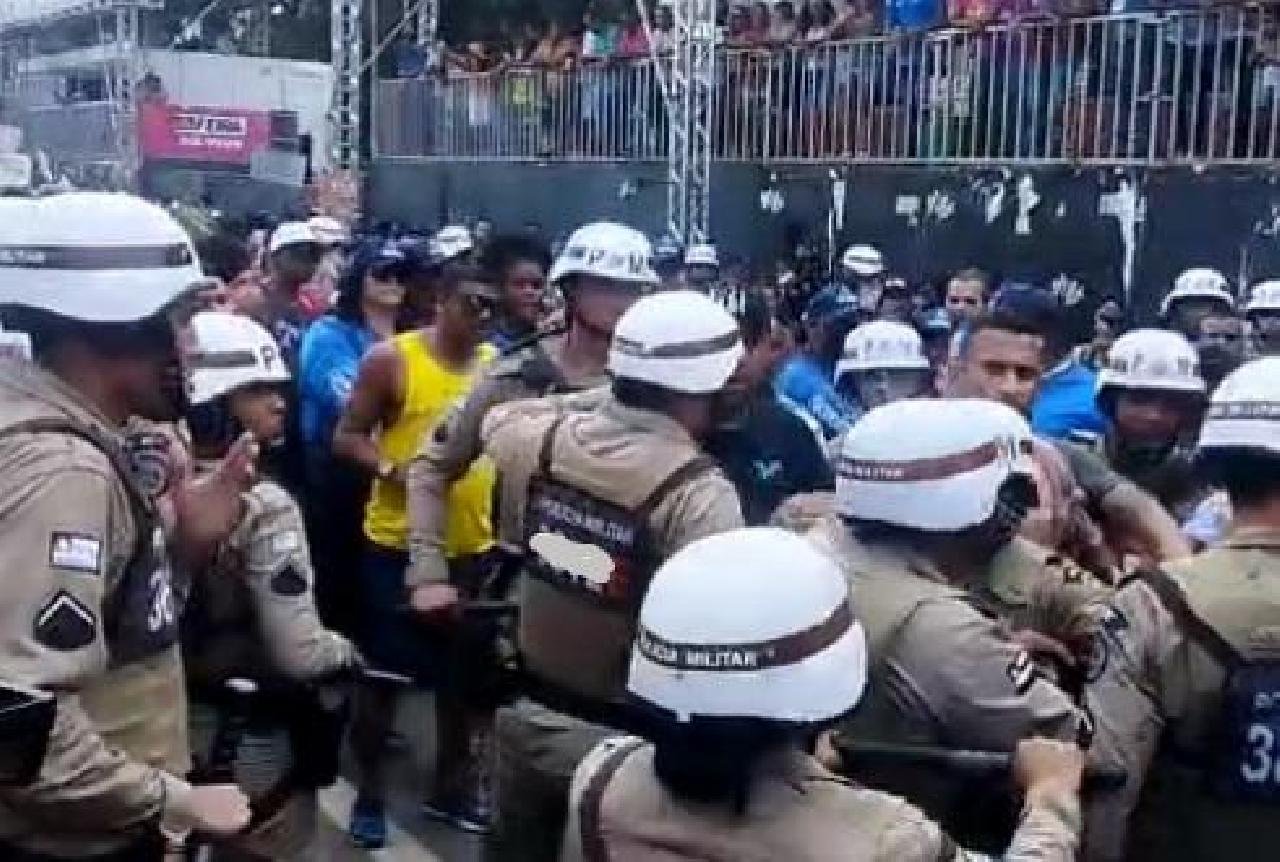 CAPITÃO DA PM É AGREDIDO POR SOLDADOS DURANTE A MICARETA DE FEIRA E FAZ LONGO DESABAFO CAPITÃO DA PM É AGREDIDO POR SOLDADOS DURANTE A MICARETA DE FEIRA E FAZ LONGO DESABAFO