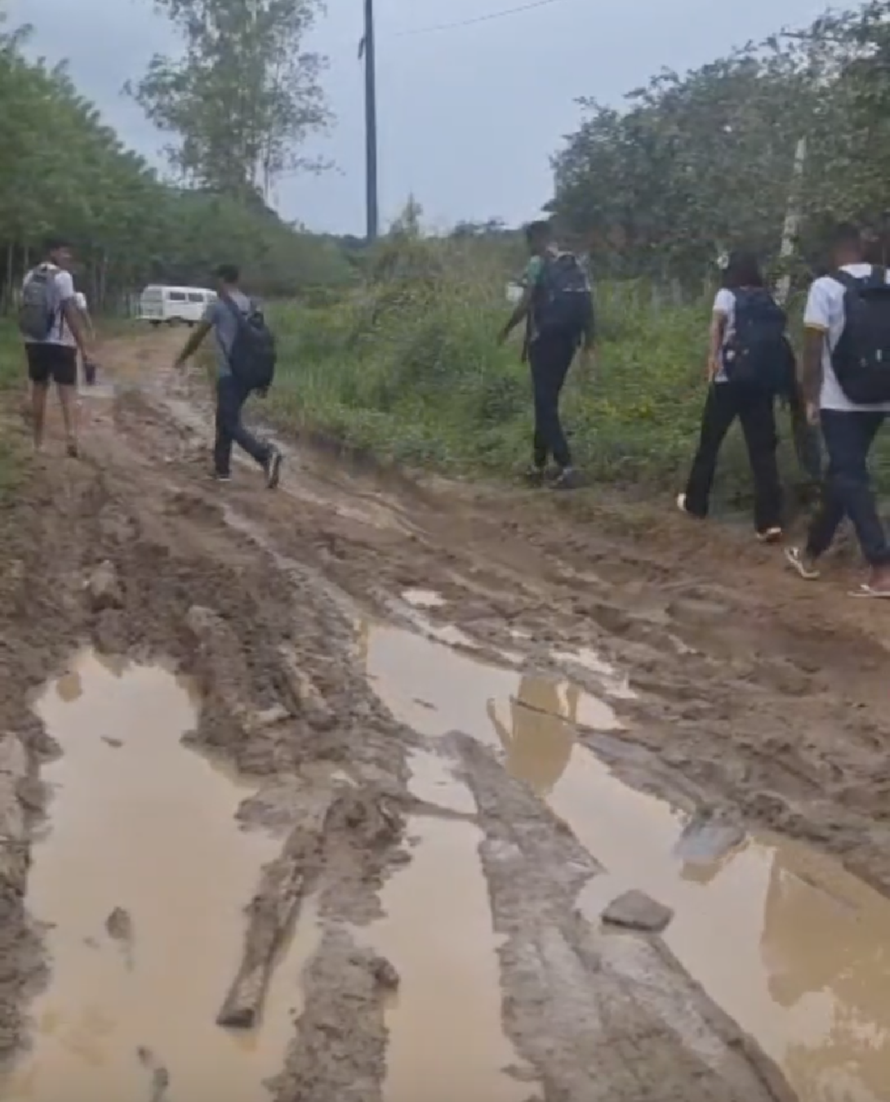 PONTE COMPROMETIDA E ESTRADA INTRANSITÁVEL PREOCUPAM MORADORES DE RIO DO BRAÇO, EM ILHÉUS PONTE COMPROMETIDA E ESTRADA INTRANSITÁVEL PREOCUPAM MORADORES DE RIO DO BRAÇO, EM ILHÉUS
