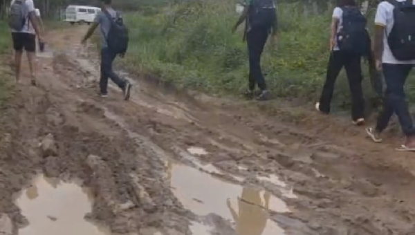 PONTE COMPROMETIDA E ESTRADA INTRANSITÁVEL PREOCUPAM MORADORES DE RIO DO BRAÇO, EM ILHÉUS