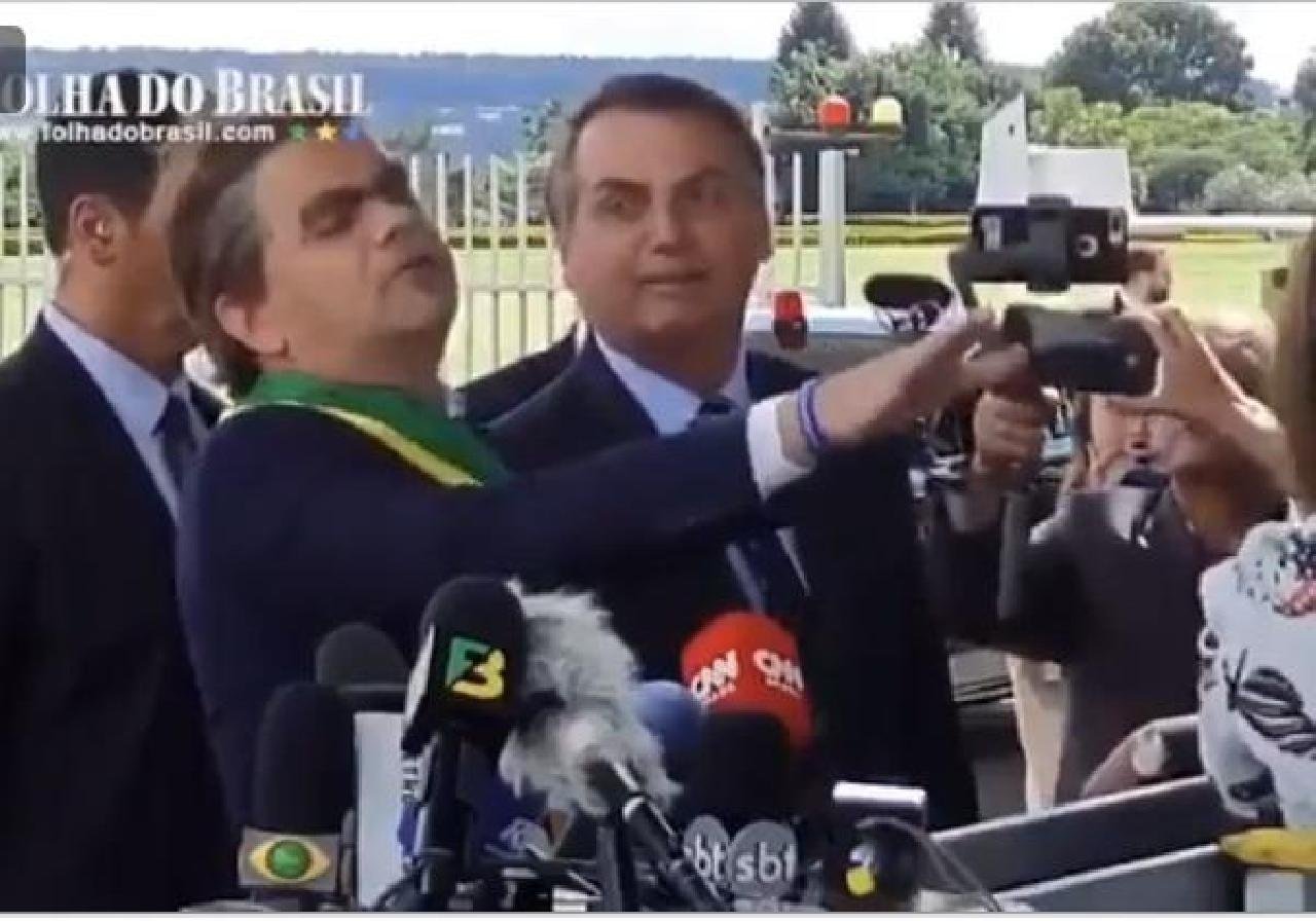 BOLSONARO ESCALA HUMORITSA PARA CONVERSAR COM JORNALISTAS EM BRASÍLIA BOLSONARO ESCALA HUMORITSA PARA CONVERSAR COM JORNALISTAS EM BRASÍLIA