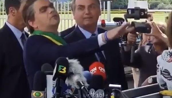 BOLSONARO ESCALA HUMORITSA PARA CONVERSAR COM JORNALISTAS EM BRASÍLIA