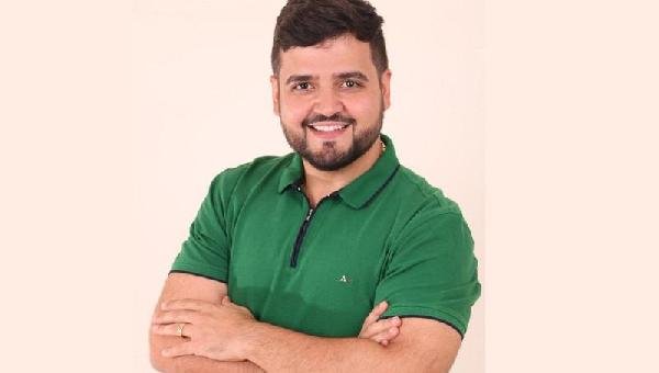 VALDERICO JÚNIOR É ACUSADO DE PROPAGANDA ANTECIPADA; JUÍZA ORDENA RETIRADA DE OUTDOOR