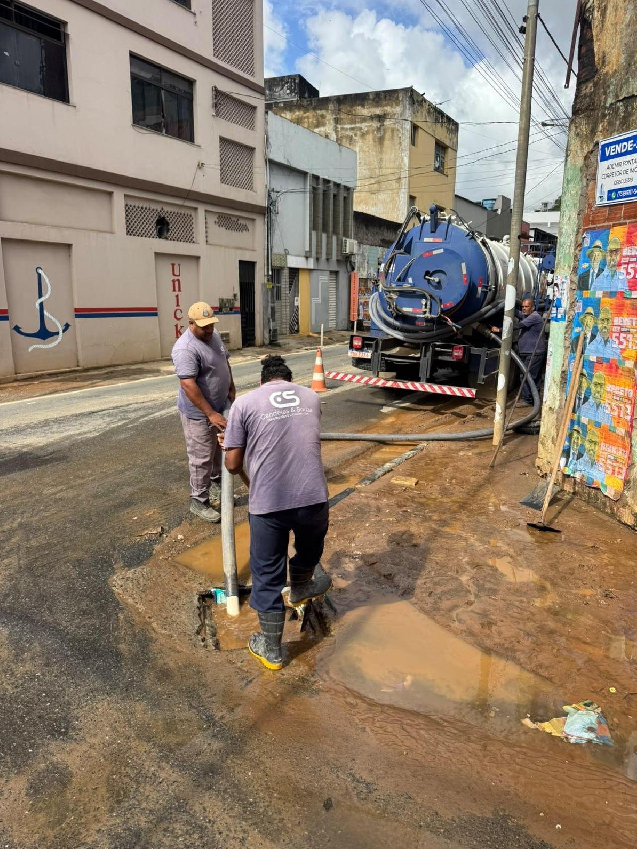 PREFEITURA DE ILHÉUS MANTÉM LIMPEZA DE BUEIROS E REFORÇA EQUIPES DURANTE PERÍODO DE FORTES CHUVAS 