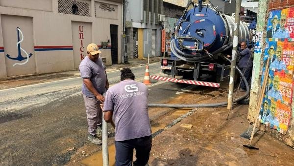 PREFEITURA DE ILHÉUS MANTÉM LIMPEZA DE BUEIROS E REFORÇA EQUIPES DURANTE PERÍODO DE FORTES CHUVAS 