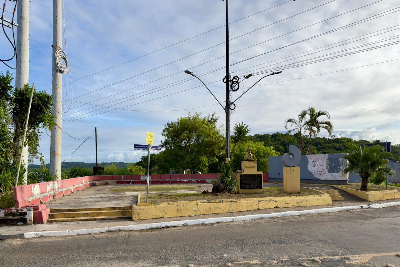 PREFEITURA DE ILHÉUS ALERTA EMPRESAS A RETIRAREM CABEAMENTO DA PRAÇA LOMANTO JÚNIOR ATÉ DIA 25 DE MAIO