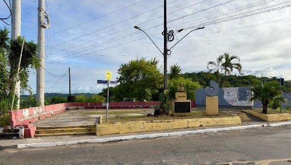 PREFEITURA DE ILHÉUS ALERTA EMPRESAS A RETIRAREM CABEAMENTO DA PRAÇA LOMANTO JÚNIOR ATÉ DIA 25 DE MAIO