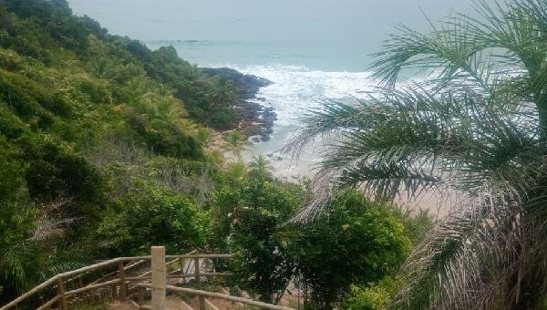 DECRETO NA GAVETA, ABUSOS NA AREIA: TURISTA DENUNCIA COBRANÇA ILEGAL DE CONSUMAÇÃO MÍNIMA EM PRAIA DE ITACARÉ 