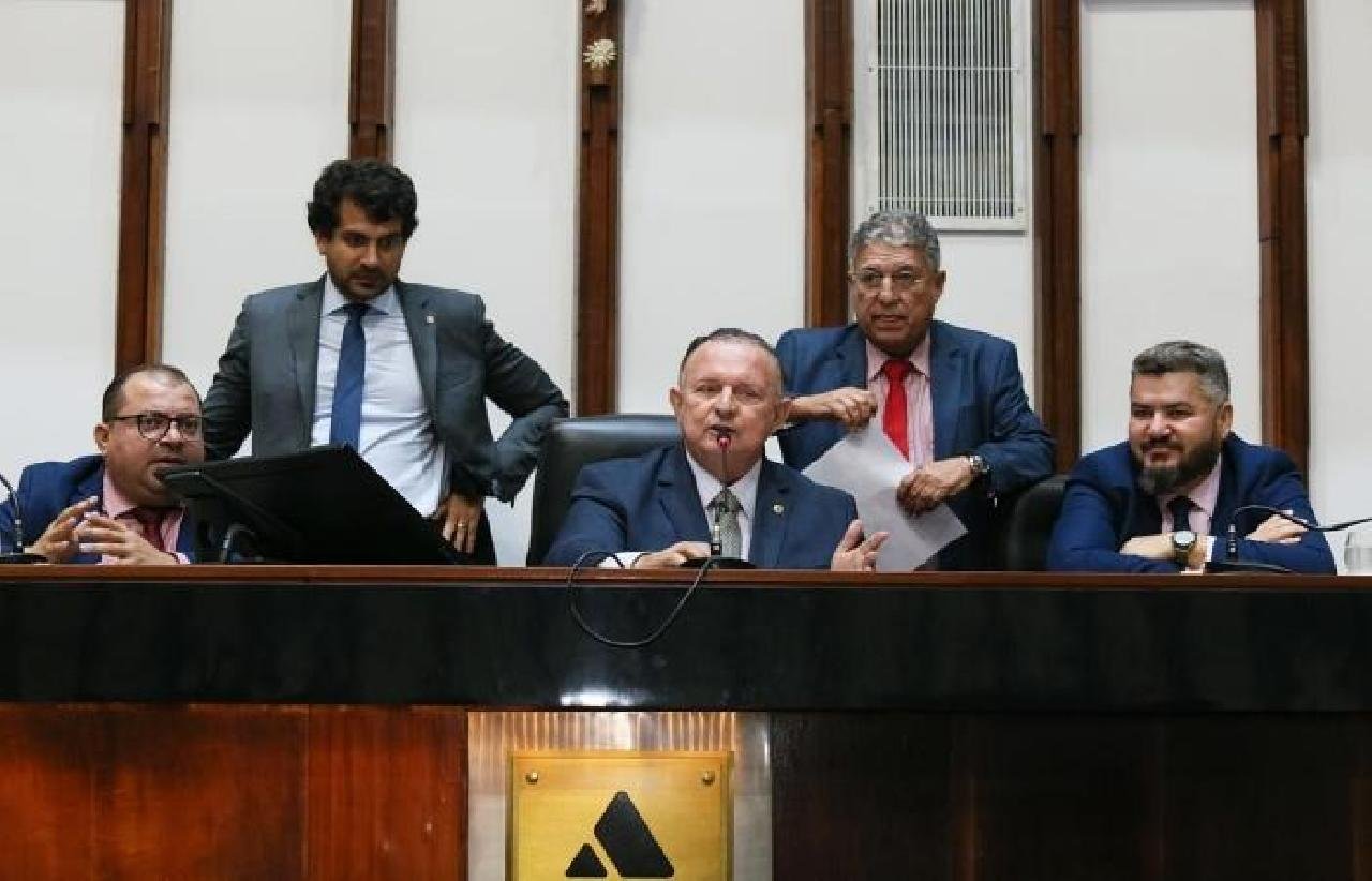 DEPUTADOS APROVAM REAJUSTE DE 4% PARA OS SERVIDORES PÚBLICOS DA BAHIA DEPUTADOS APROVAM REAJUSTE DE 4% PARA OS SERVIDORES PÚBLICOS DA BAHIA