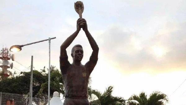 RUI COSTA DECRETA LUTO DE DOIS DIAS NA BAHIA PELA MORTE DE PELÉ