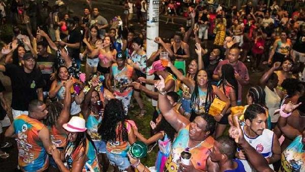 CARNAVAL DE ILHÉUS: BLOCO 20COMER E OS CARETAS PUXAM FOLIA E MANTÊM TRADIÇÃO NA AVENIDA