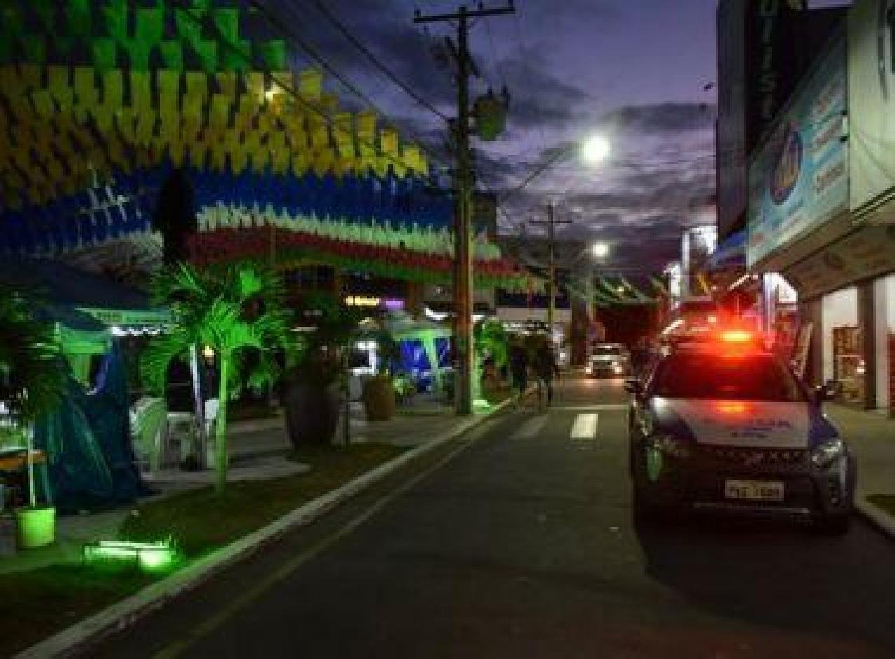 HOMEM É PRESO POR APALPAR BUNDA DE MULHER EM VITÓRIA DA CONQUISTA