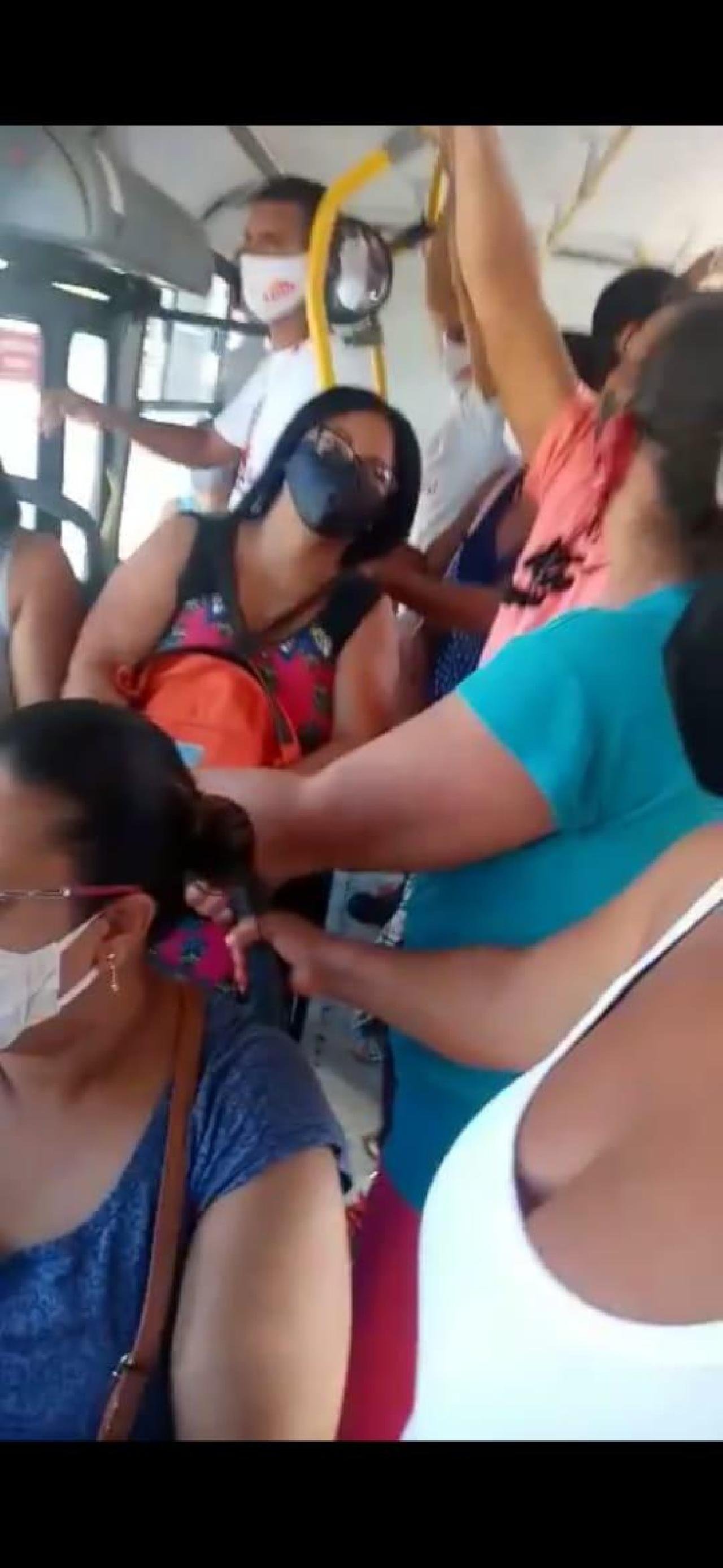 ÔNIBUS TRAFEGAM LOTADOS EM ILHÉUS ÔNIBUS TRAFEGAM LOTADOS EM ILHÉUS
