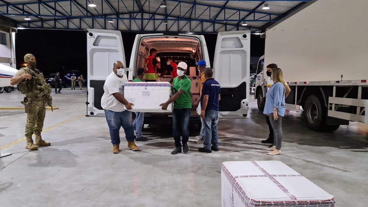 BAHIA RECEBE MAIS DE 186 MIL VACINAS CONTRA  A COVID-19 NESTE SÁBADO. BAHIA RECEBE MAIS DE 186 MIL VACINAS CONTRA  A COVID-19 NESTE SÁBADO.