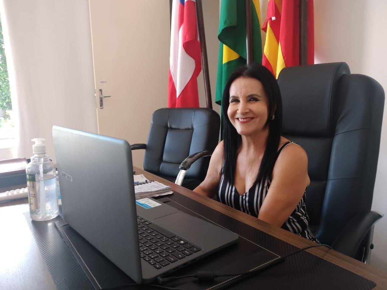 ALUNOS DE ESCOLAS PÚBLICAS SÃO BENEFICIADOS PARA UMA EDUCAÇÃO CONECTADA EM ILHÉUS ALUNOS DE ESCOLAS PÚBLICAS SÃO BENEFICIADOS PARA UMA EDUCAÇÃO CONECTADA EM ILHÉUS