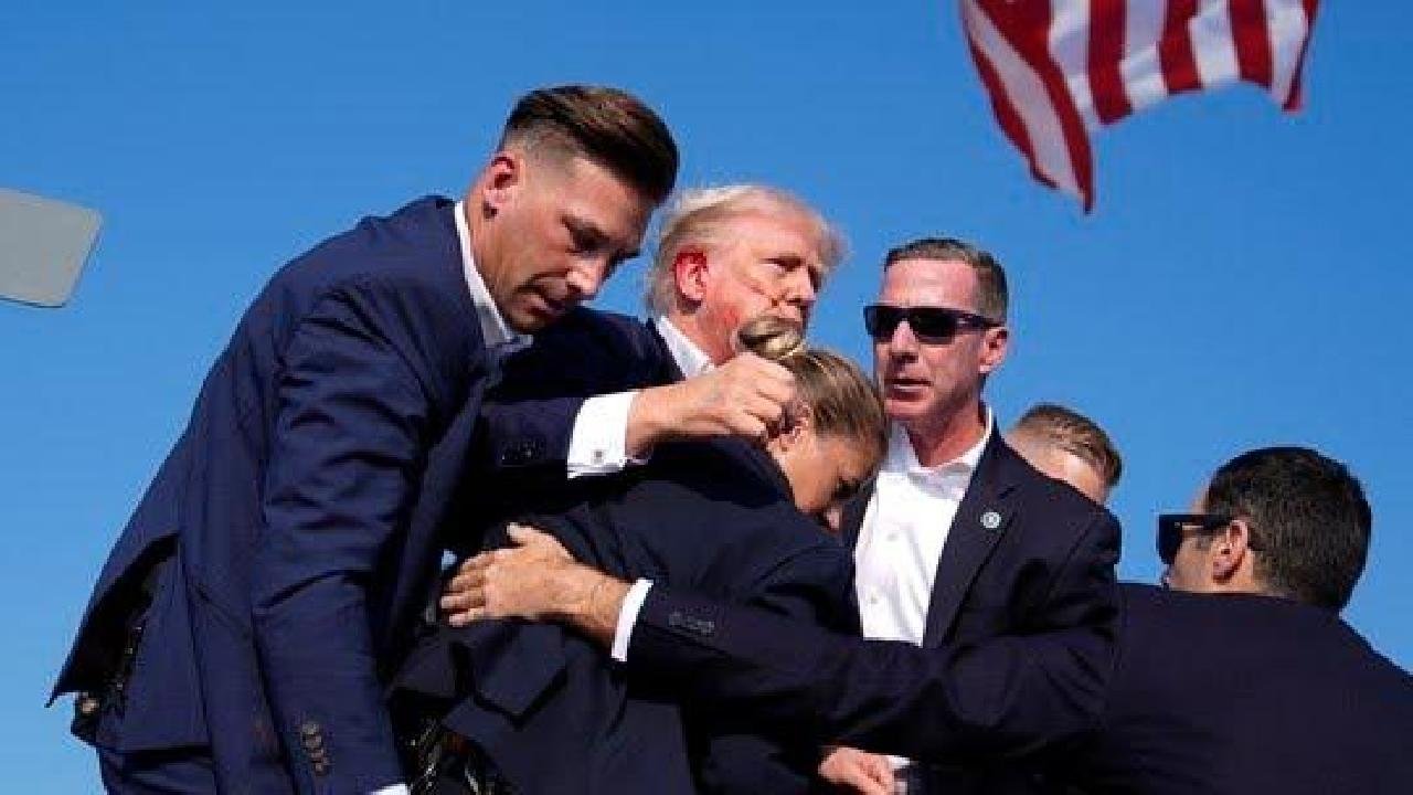 COMÍCIO DE TRUMP É INTERROMPIDO APÓS SONS DE TIROS, NA PENSILVÂNIA COMÍCIO DE TRUMP É INTERROMPIDO APÓS SONS DE TIROS, NA PENSILVÂNIA