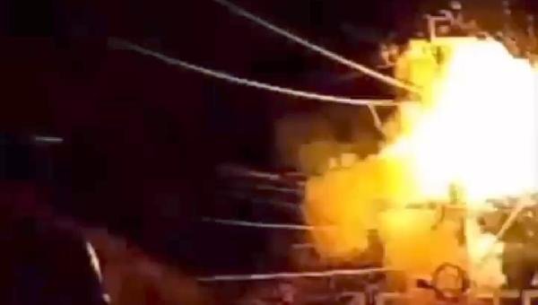 POSTE EXPLODE NA AVENIDA ITABUNA NA NOITE DESTA SEGUNDA-FEIRA (6) POSTE EXPLODE NA AVENIDA ITABUNA NA NOITE DESTA SEGUNDA-FEIRA (6)
