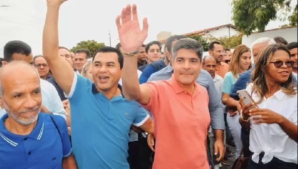 AO LADO DE ACM NETO E CACÁ LEÃO, REINALDO DO IBEC PRESTIGIA ATO EM CANAVIEIRAS