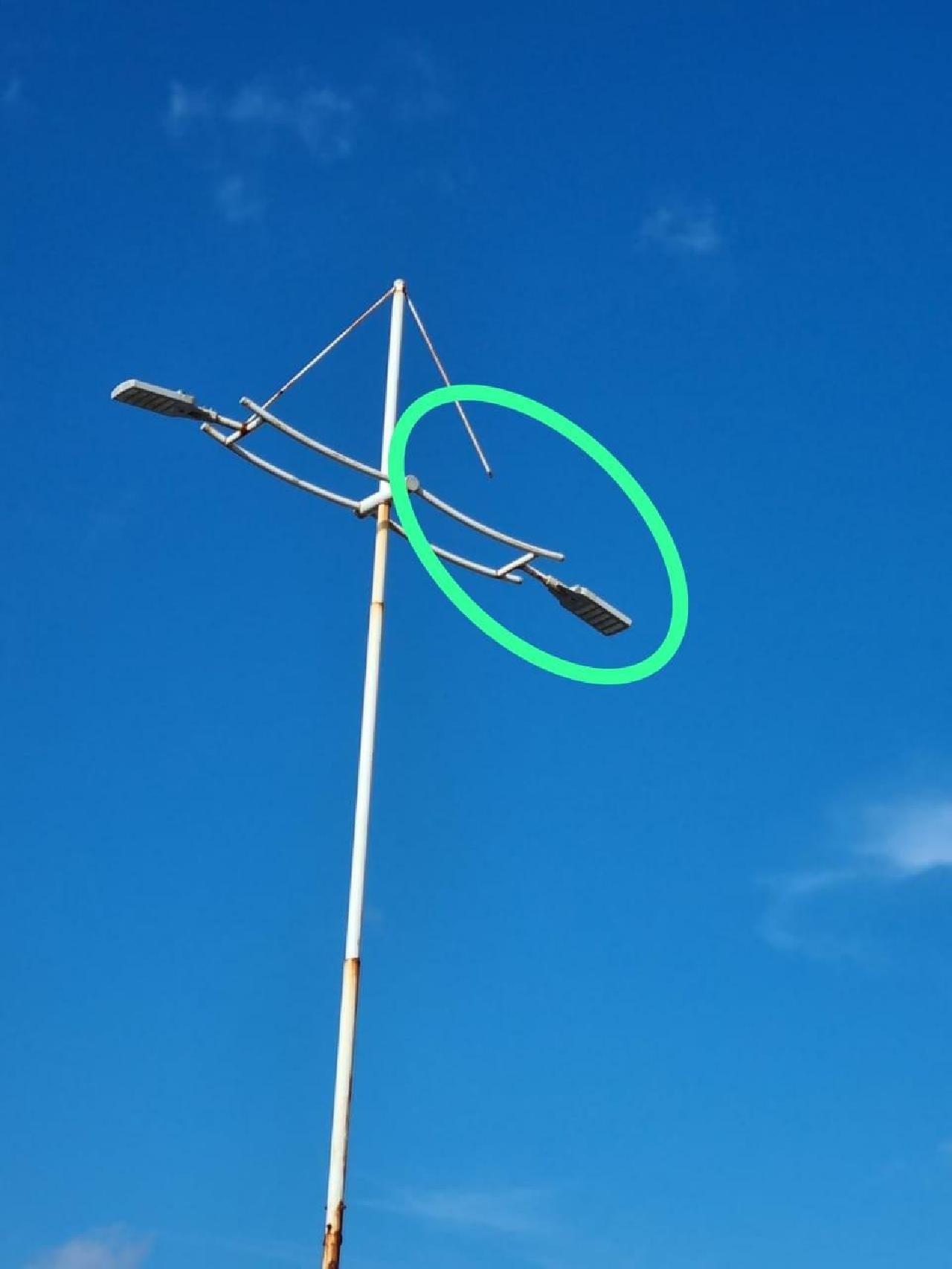 PONTE JORGE AMADO: POSTES CORROÍDOS POR SALITRE PREOCUPAM POPULAÇÃO PONTE JORGE AMADO: POSTES CORROÍDOS POR SALITRE PREOCUPAM POPULAÇÃO