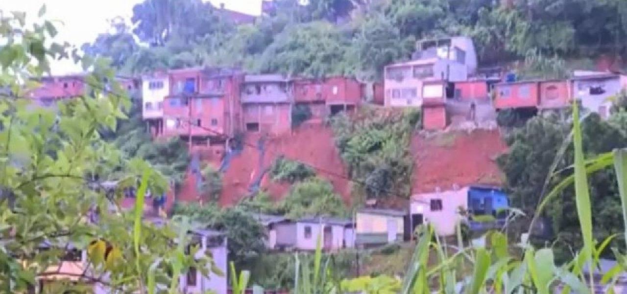 CHUVA PROVOCA DESLIZAMENTOS EM ILHÉUS E ITABUNA CHUVA PROVOCA DESLIZAMENTOS EM ILHÉUS E ITABUNA