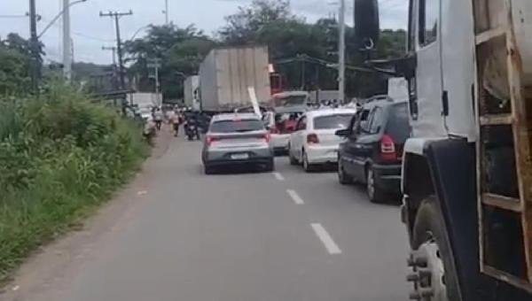 MANIFESTAÇÃO DE CACAUICULTORES BLOQUEIA RODOVIA ILHÉUS–URUÇUCA NESTA SEXTA-FEIRA (27)
