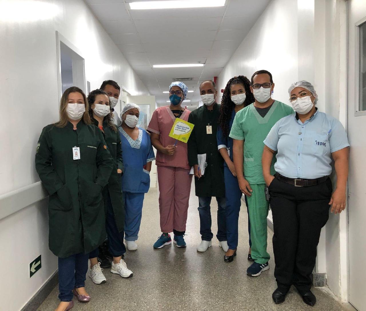 EQUIPES DE SEGURANÇA DO TRABALHO E CIPA DO HOSPITAL COSTA DO CACAU REFORÇAM ORIENTAÇÕES SOBRE O USO CORRETO DE EPIs EQUIPES DE SEGURANÇA DO TRABALHO E CIPA DO HOSPITAL COSTA DO CACAU REFORÇAM ORIENTAÇÕES SOBRE O USO CORRETO DE EPIs