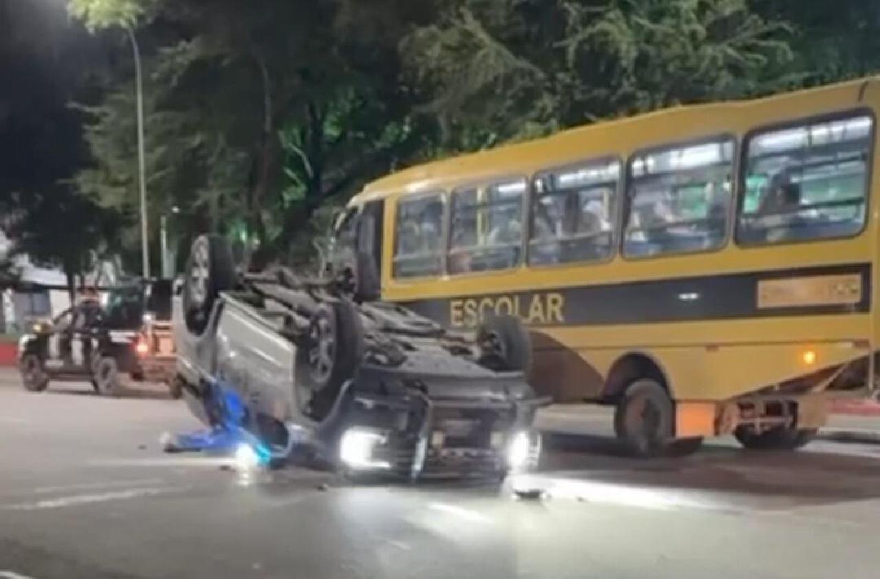 JEEP AVANÇA SINAL E PROVOCA CAPOTAMENTO DE VIATURA DA GUARDA MUNICIPAL EM ITABUNA JEEP AVANÇA SINAL E PROVOCA CAPOTAMENTO DE VIATURA DA GUARDA MUNICIPAL EM ITABUNA