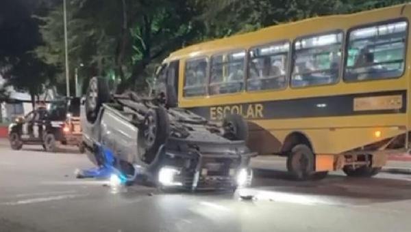 JEEP AVANÇA SINAL E PROVOCA CAPOTAMENTO DE VIATURA DA GUARDA MUNICIPAL EM ITABUNA