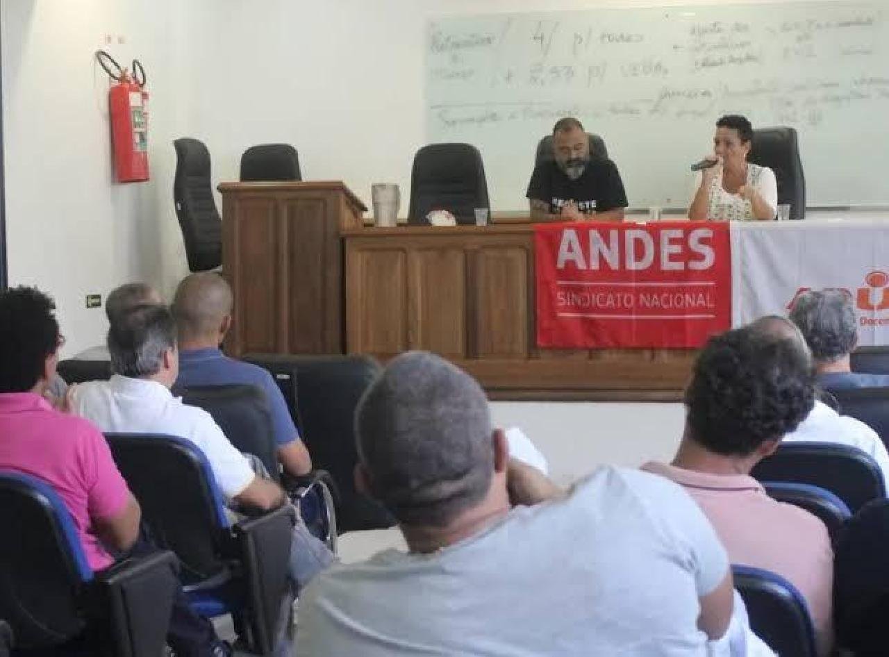 PROFESSORES DA UESC DECIDEM FAZER NOVA PARALISAÇÃO DE 24H PROFESSORES DA UESC DECIDEM FAZER NOVA PARALISAÇÃO DE 24H