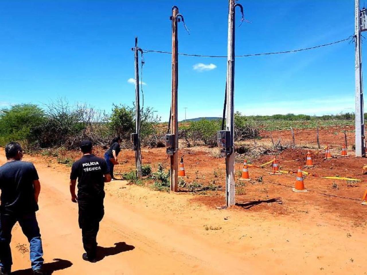 REDE CLANDESTINA DE ENERGIA É DESMONTADA NA BAHIA REDE CLANDESTINA DE ENERGIA É DESMONTADA NA BAHIA