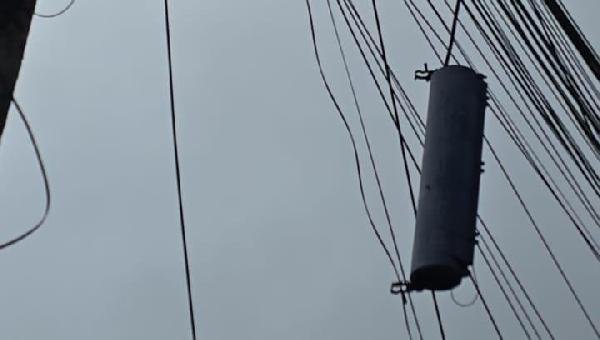 DENÚNCIAS REVELAM EMENDAS, FIOS EXPOSTOS E OUTROS RISCOS EM POSTES DE ILUMINAÇÃO PÚBLICA EM ILHÉUS