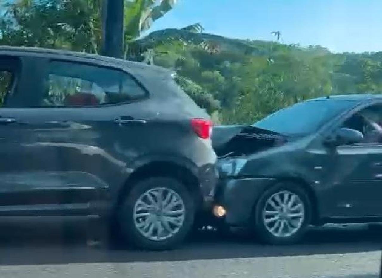 ENGAVETAMENTO PROVOCA ENGARRAFAMENTO EM VÁRIOS PONTOS DE ILHÉUS ENGAVETAMENTO PROVOCA ENGARRAFAMENTO EM VÁRIOS PONTOS DE ILHÉUS
