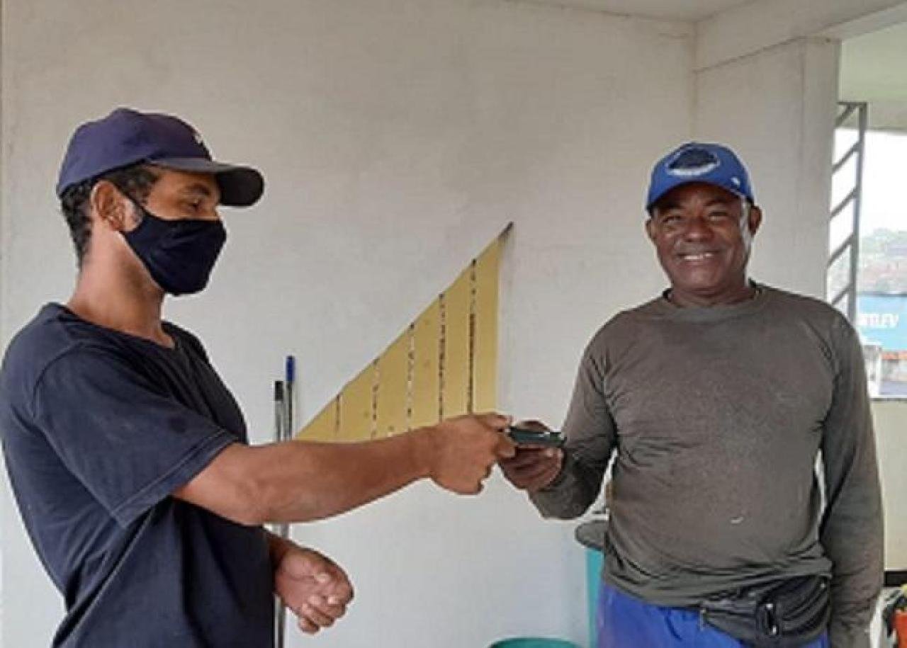 PEDREIRO ACHA DINHEIRO EM TELHADO DE IMÓVEL EM ITABUNA E DEVOLVE AO DONO