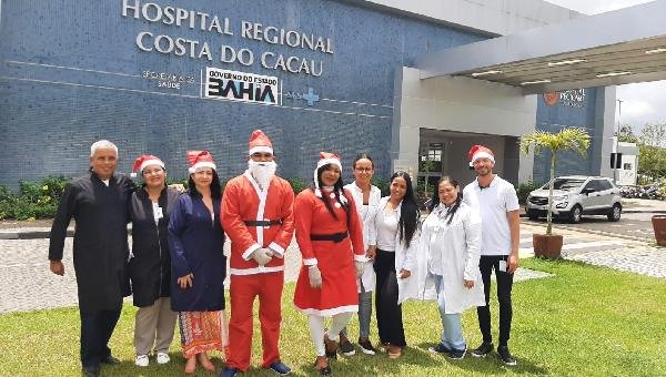 HOSPITAL REGIONAL COSTA DO CACAU RECEBE VISITA DE PAPAI NOEL E MAMÃE NOEL DURANTE CELEBRAÇÃO DO NATAL
