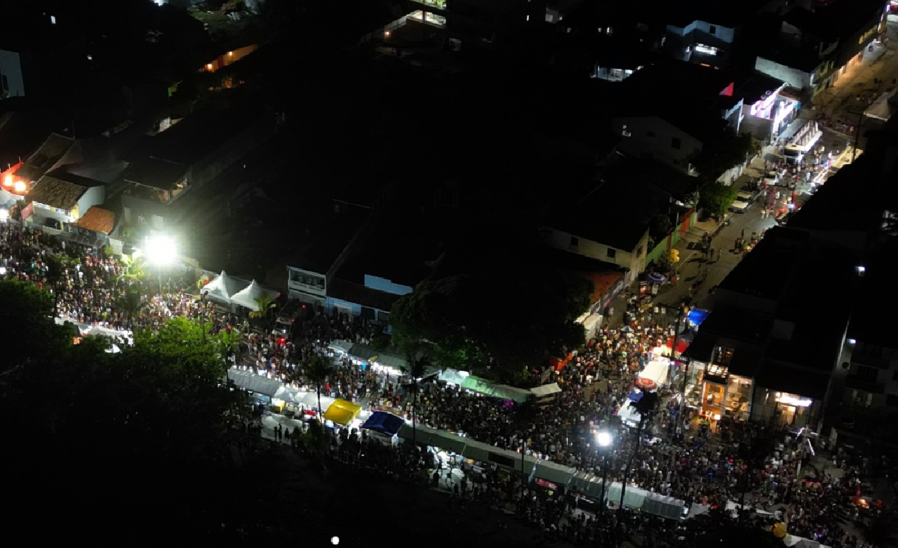 MULTIDÃO LOTA RUAS DO PONTAL NO PRÉ-CARNAVAL DE ILHÉUS